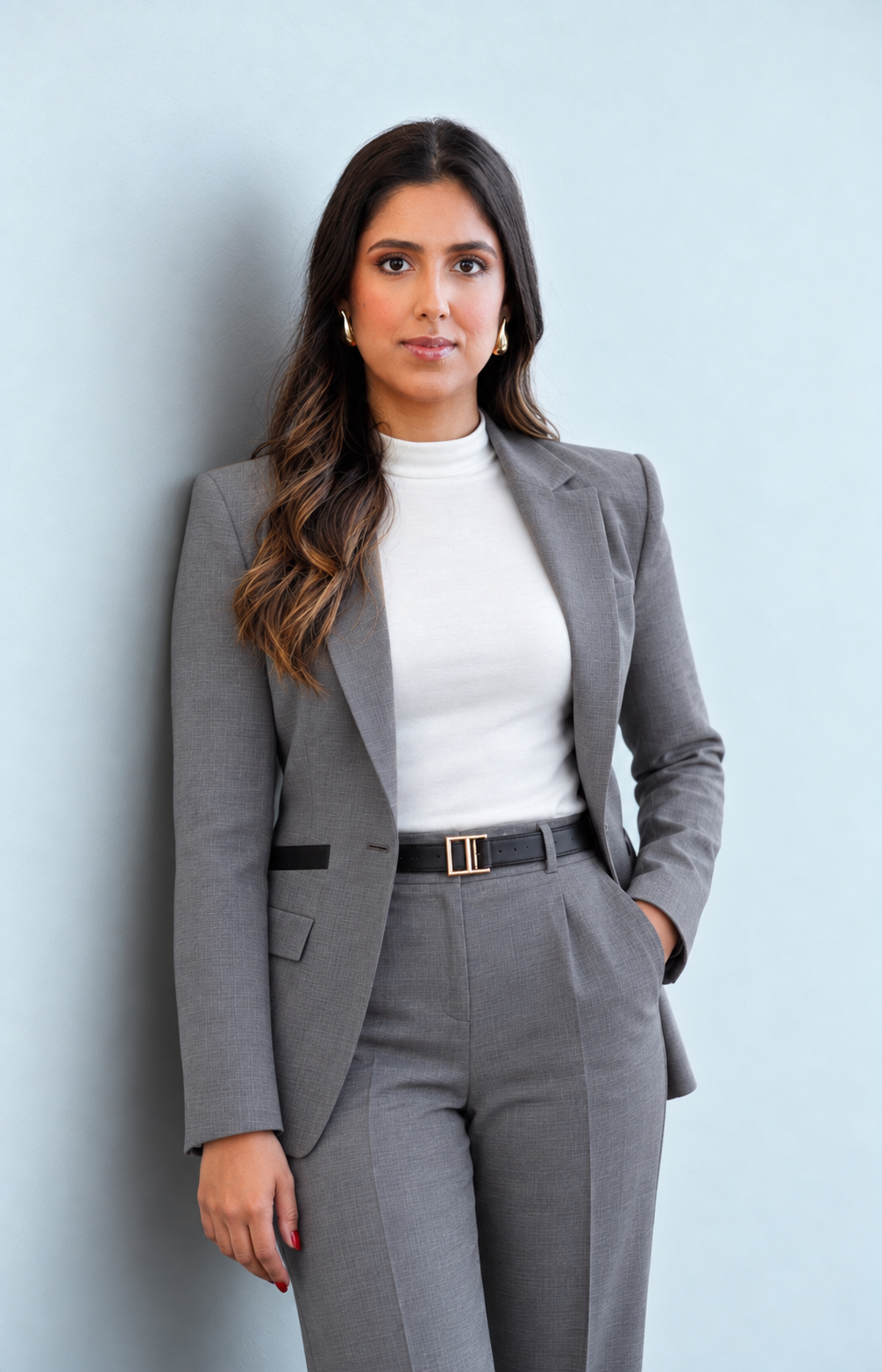 Milena Alves, fundadora da Assistência de Elite, com terno cinza